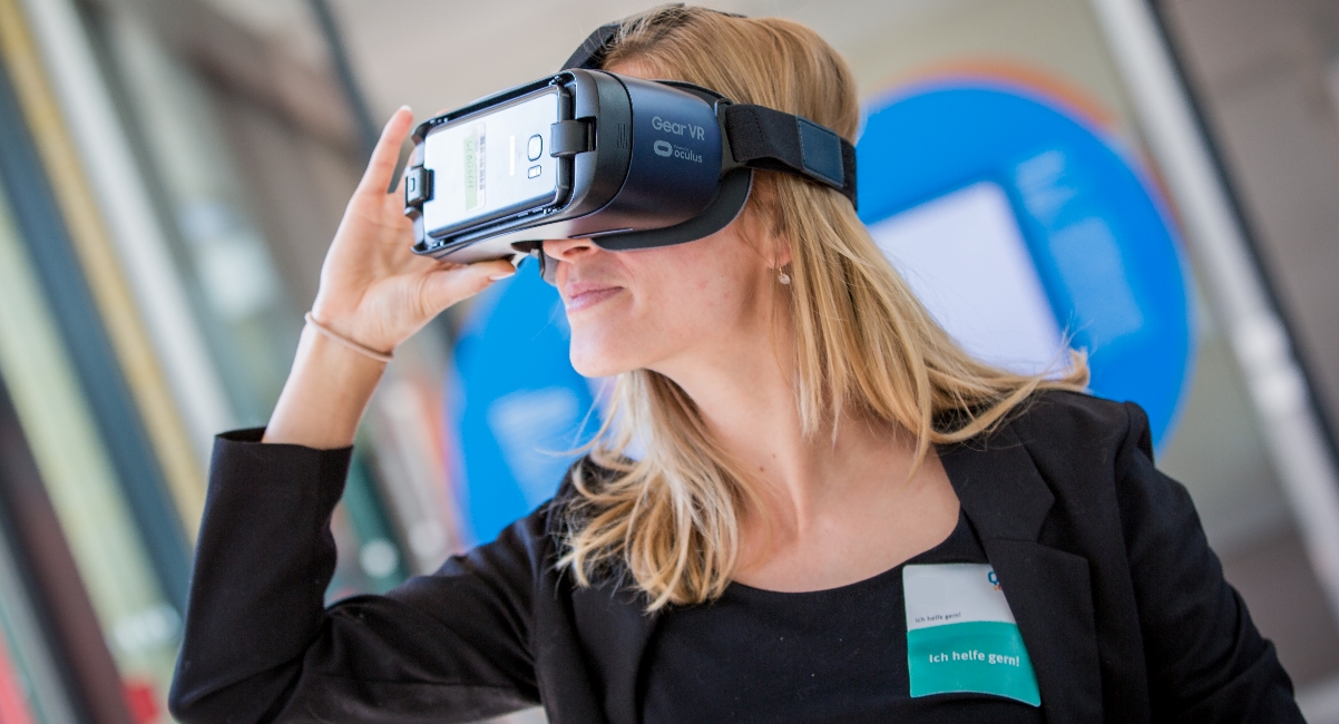 Frau schaut durch eine VR-Brille