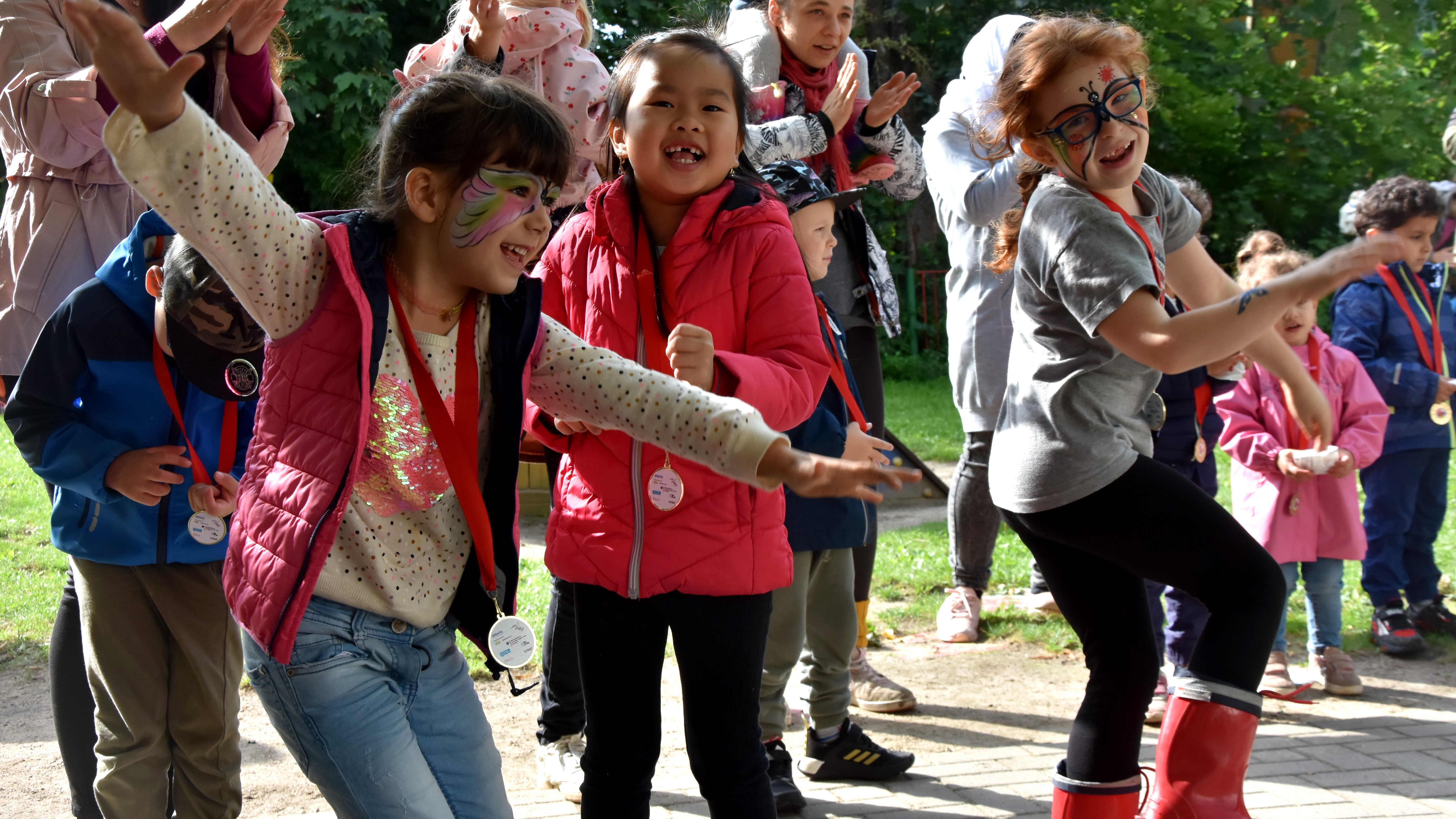 Kita-Kinder freuen sich und tanzen