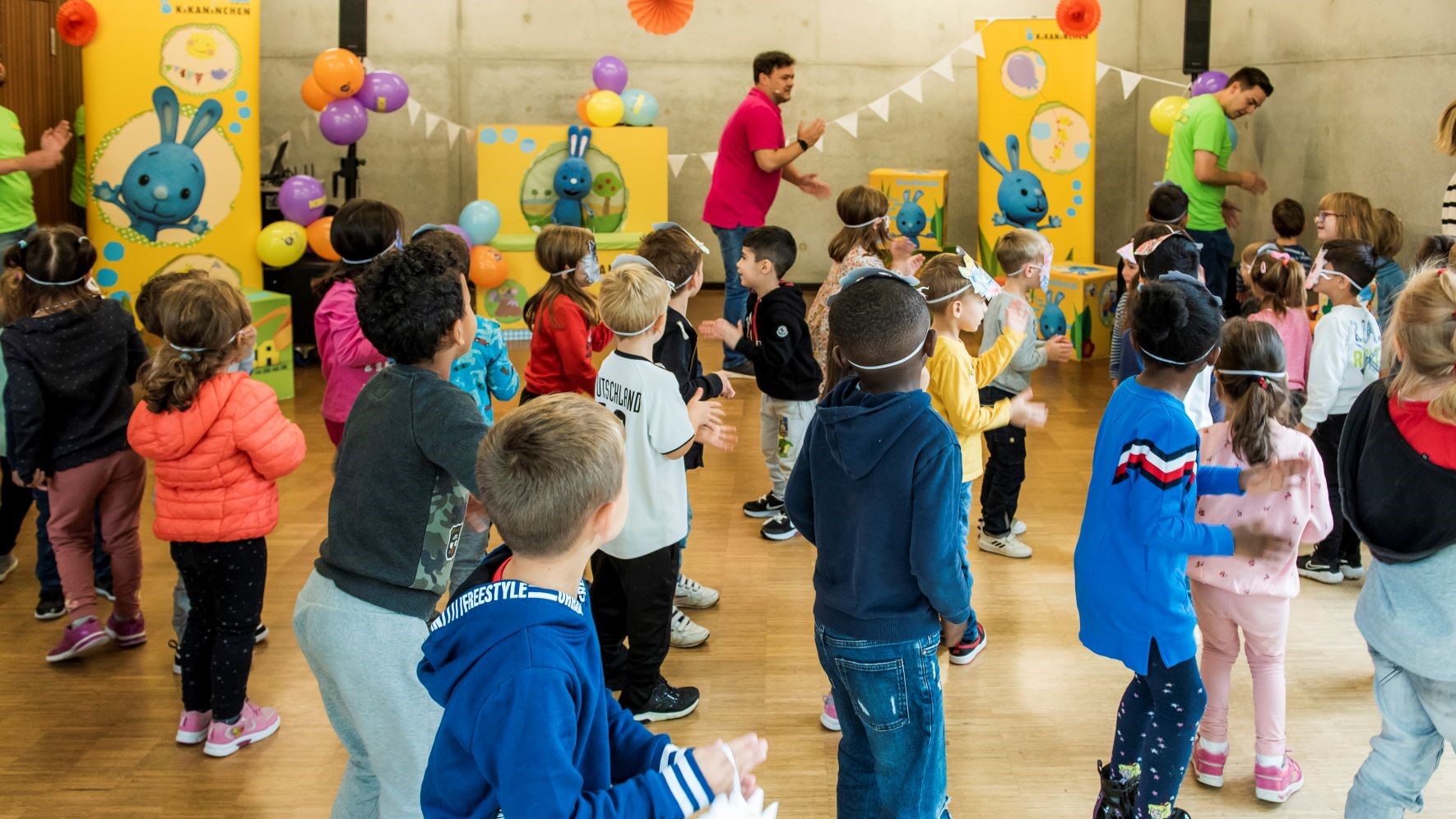 Kinder tanzen bei der Monster-Party
