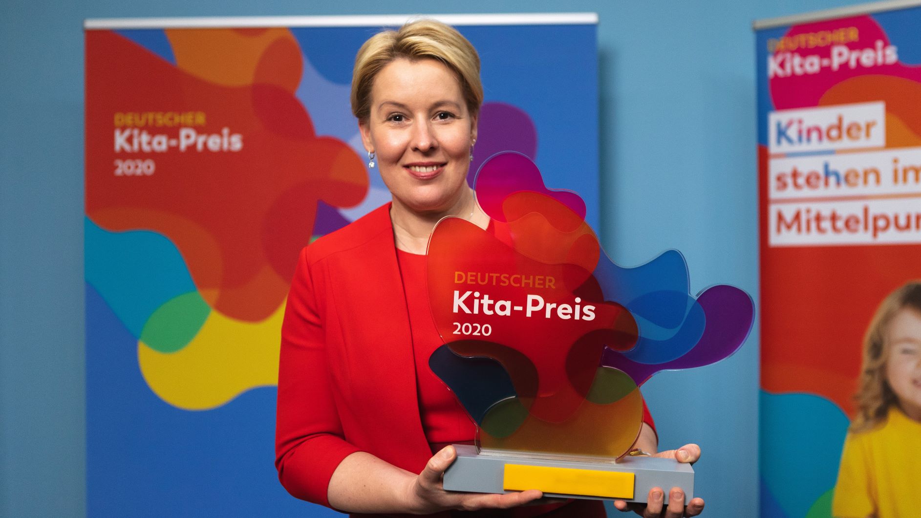Bundesfamilienministerin Giffey hält die Trophäe des Deutschen Kita-Preis