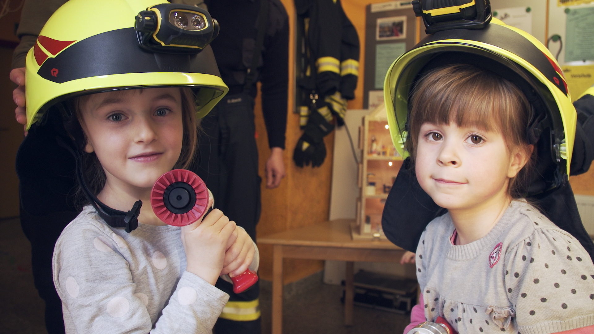 Zwei Mädchen verkleidet als Feuerwehrfrauen