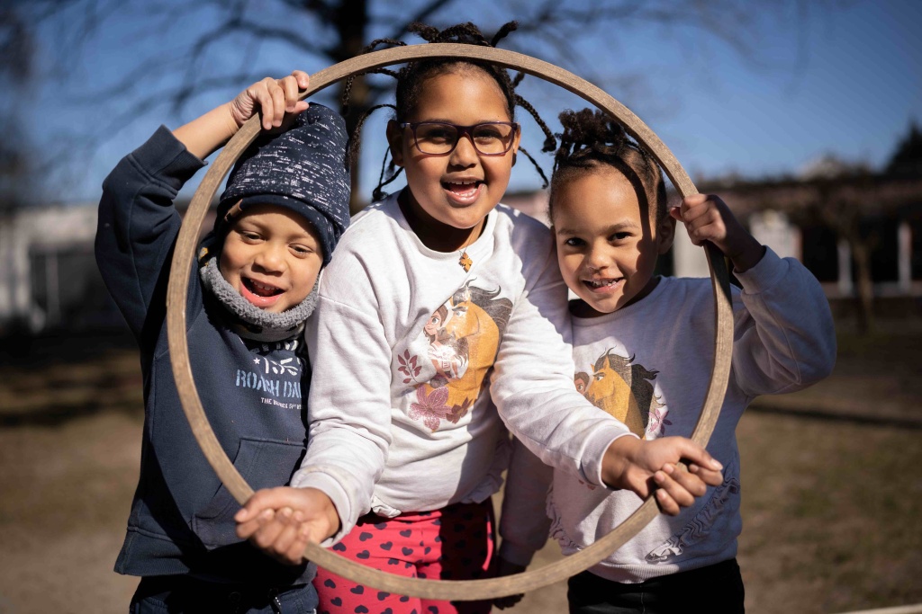 drei Kinder und ein Hula-Hoop