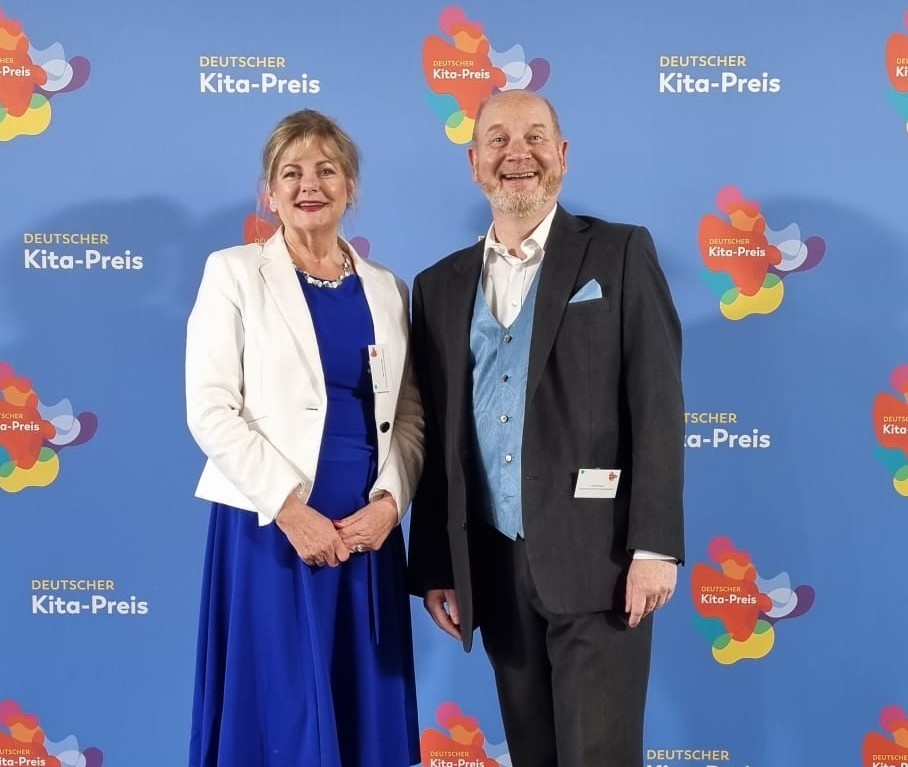 Bundesvorsitzende Inge Losch-Engler und Geschäftsführer Heiko Krause auf der Preisverleihung des Deutschen Kita-Preises 2023