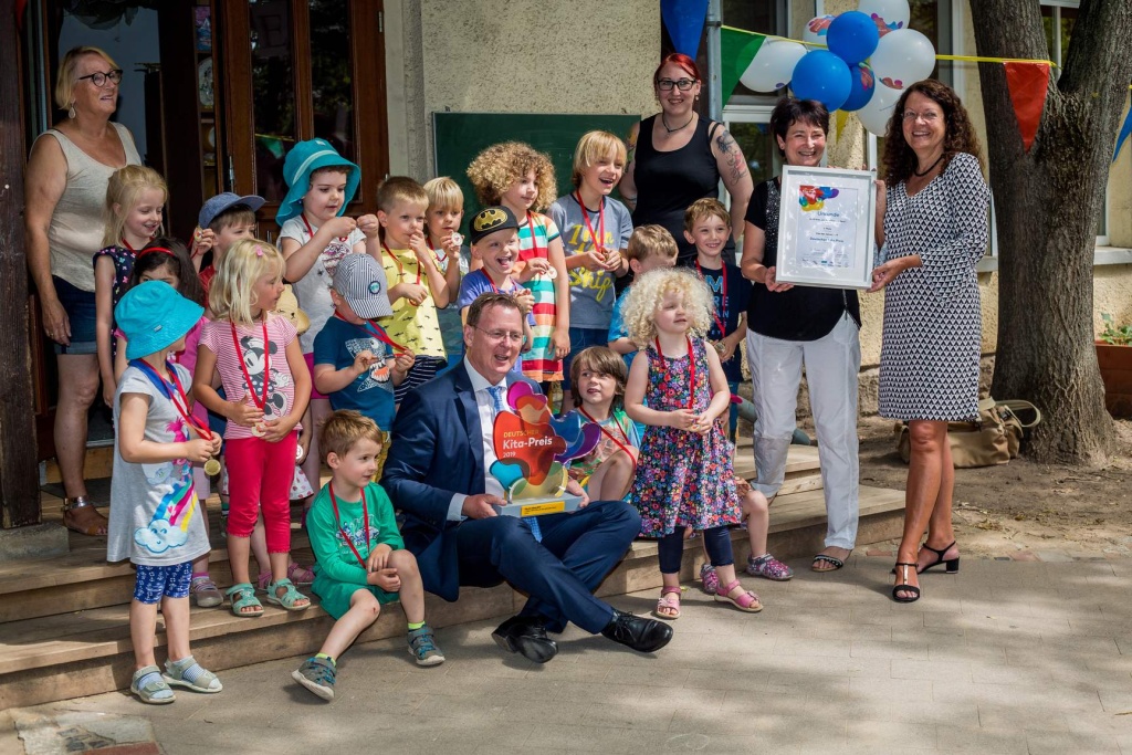 Bodo Ramelow, pädagogische Fachkräfte und Kinder feiern den Deutschen Kita-Preis