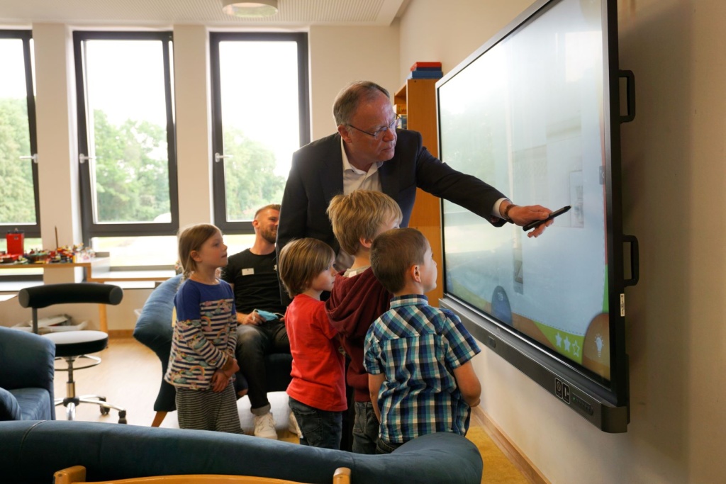 Ministerpräsident Stephan Weil und Kita-Kinder an der digitalen Tafel