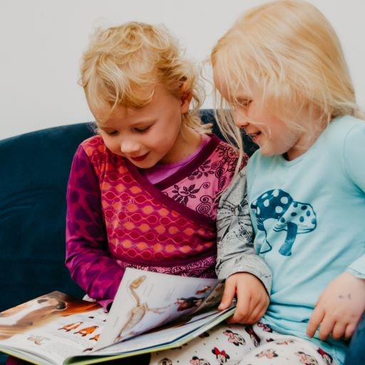 Zwei Kinder lesen ein Buch