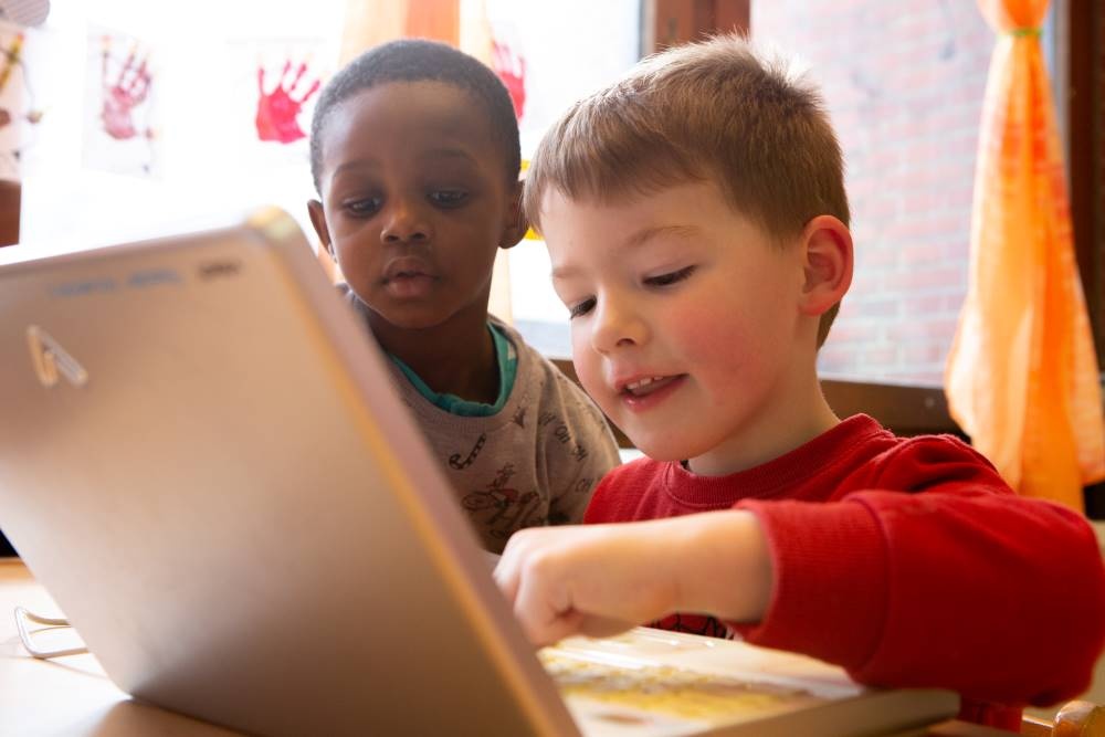 Zwei Jungen an einem Laptop