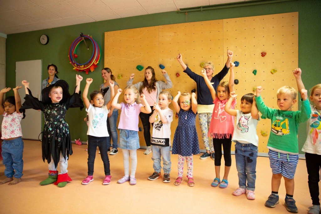 Kinder und pädagogische Fachkräfte tanzen