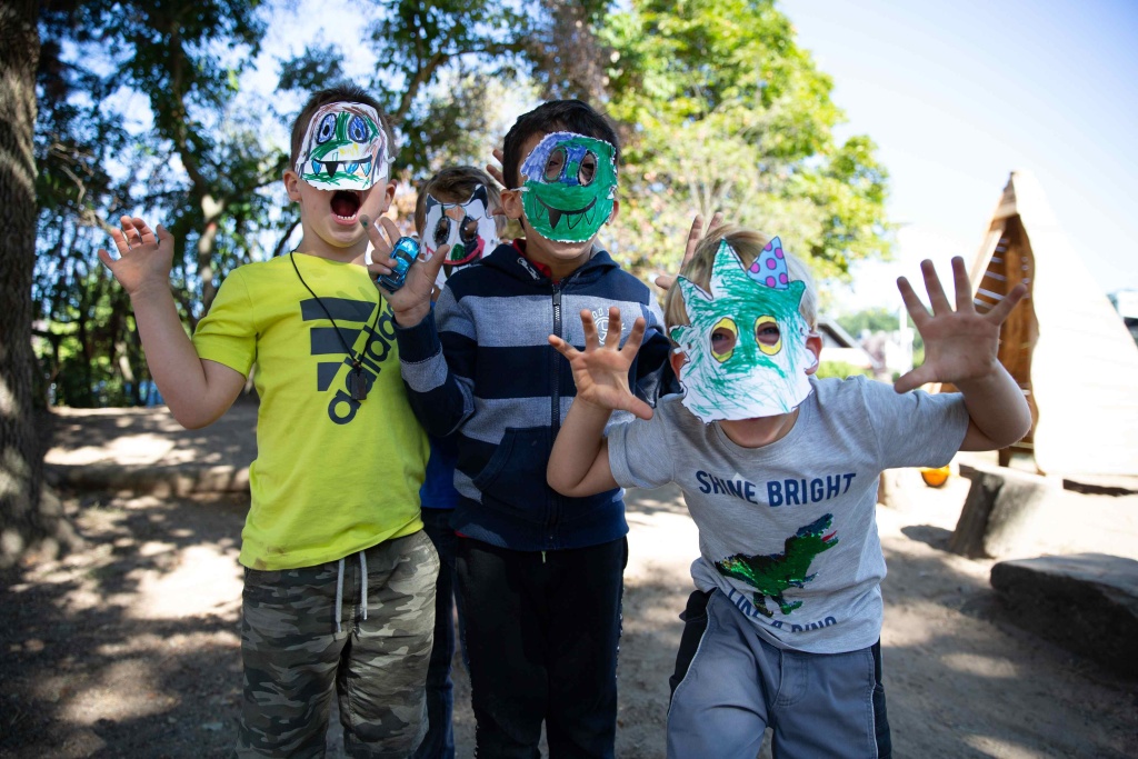 drei Kinder mit Monstermasken