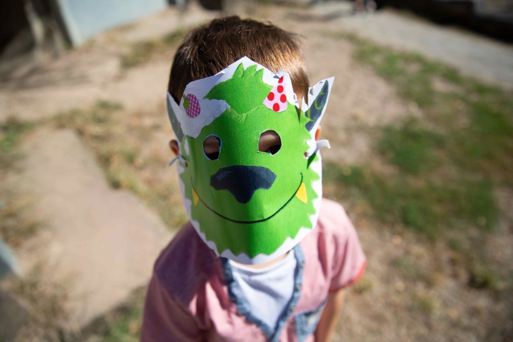 ein Kind mit Monstermaske